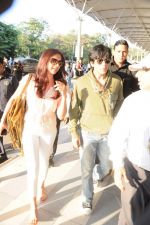 Shahrukh Khan, Deepika Padukone leave for Goa on 23rd Nov 2012 (17).JPG